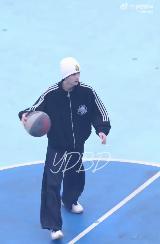 李煜东打篮球 家人们谁懂啊，看到李煜东打篮球的路透，我直接被圈粉！运球时那自信又