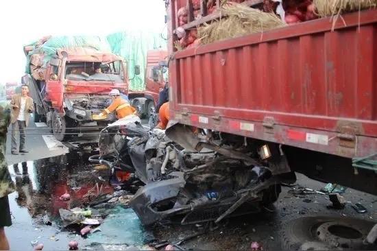 许多小汽车凭借自身速度快、灵活性高的优势，常常见缝插针。尤其是在高速公路上，货车