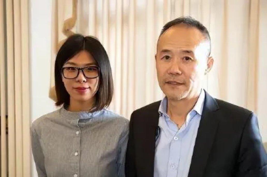 王石与大女儿王蔚蓝的合影，说实话，女儿比他那个二老婆漂亮多了！查了一下她的履历表