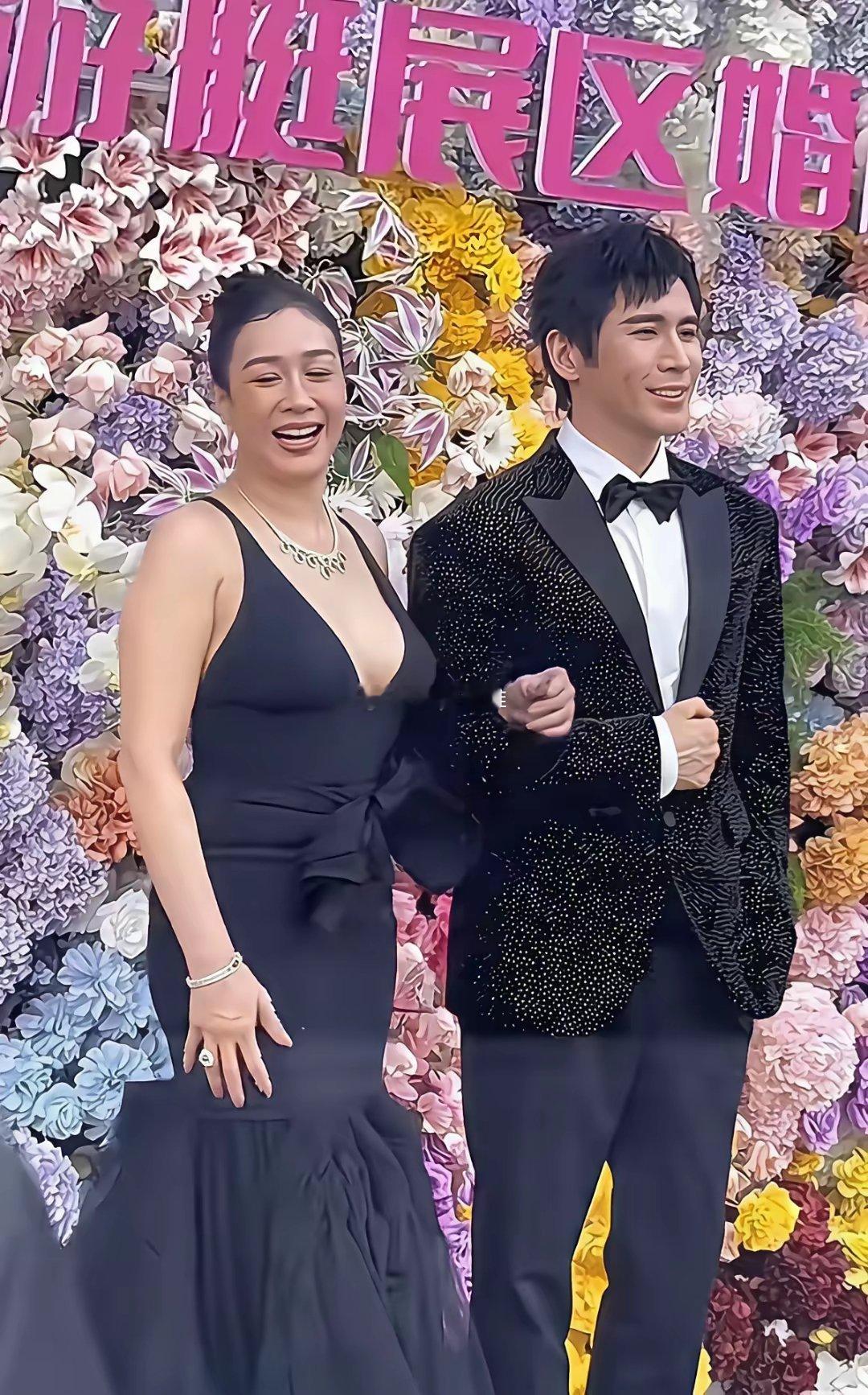 年纪大了还是穿的端庄点吧，这实在是不好看呀 