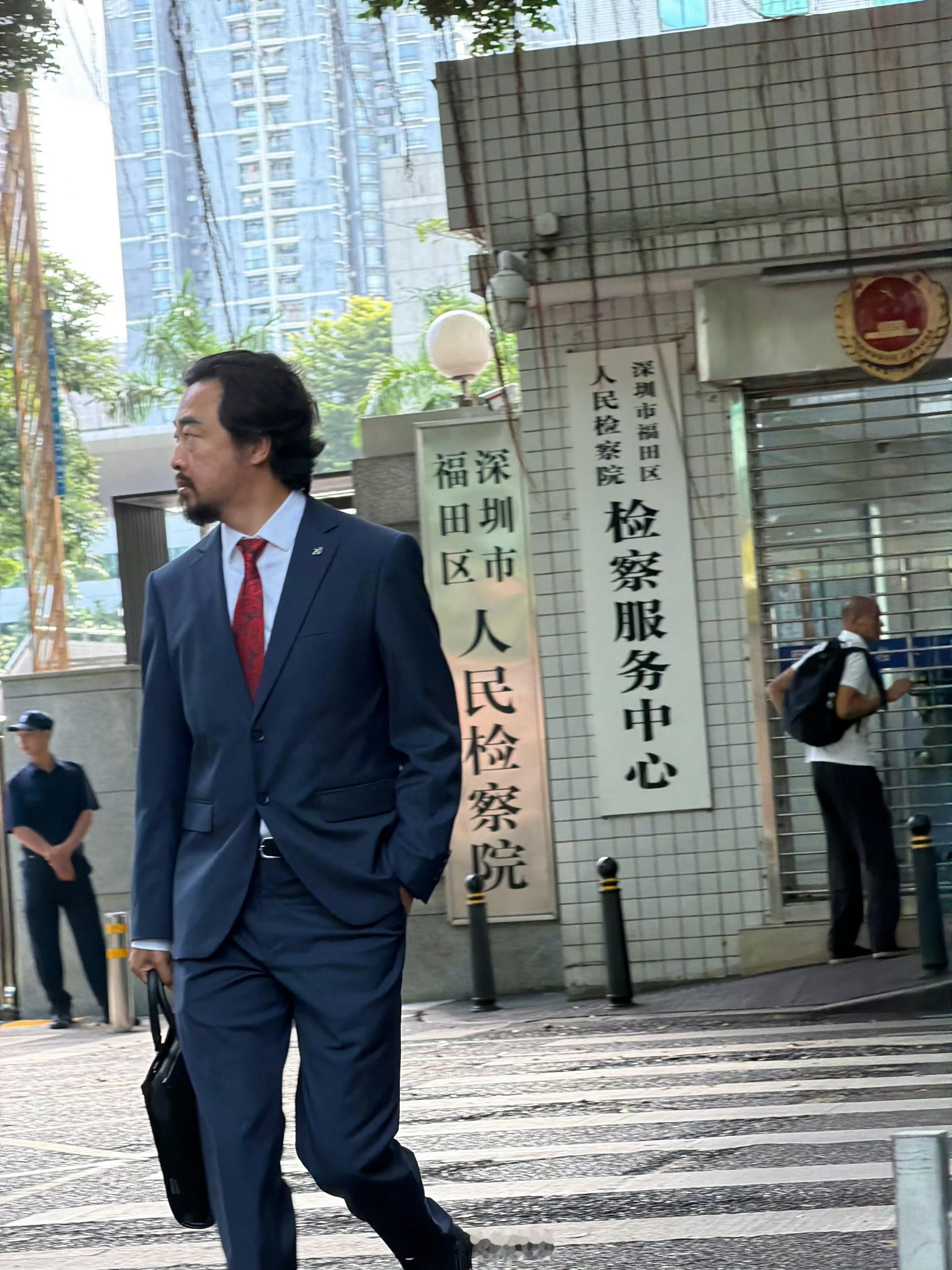 所以…峰哥昨天开庭，女方是到庭了对吧？峰哥这一身深蓝西装搭红色花领带，确实有一点