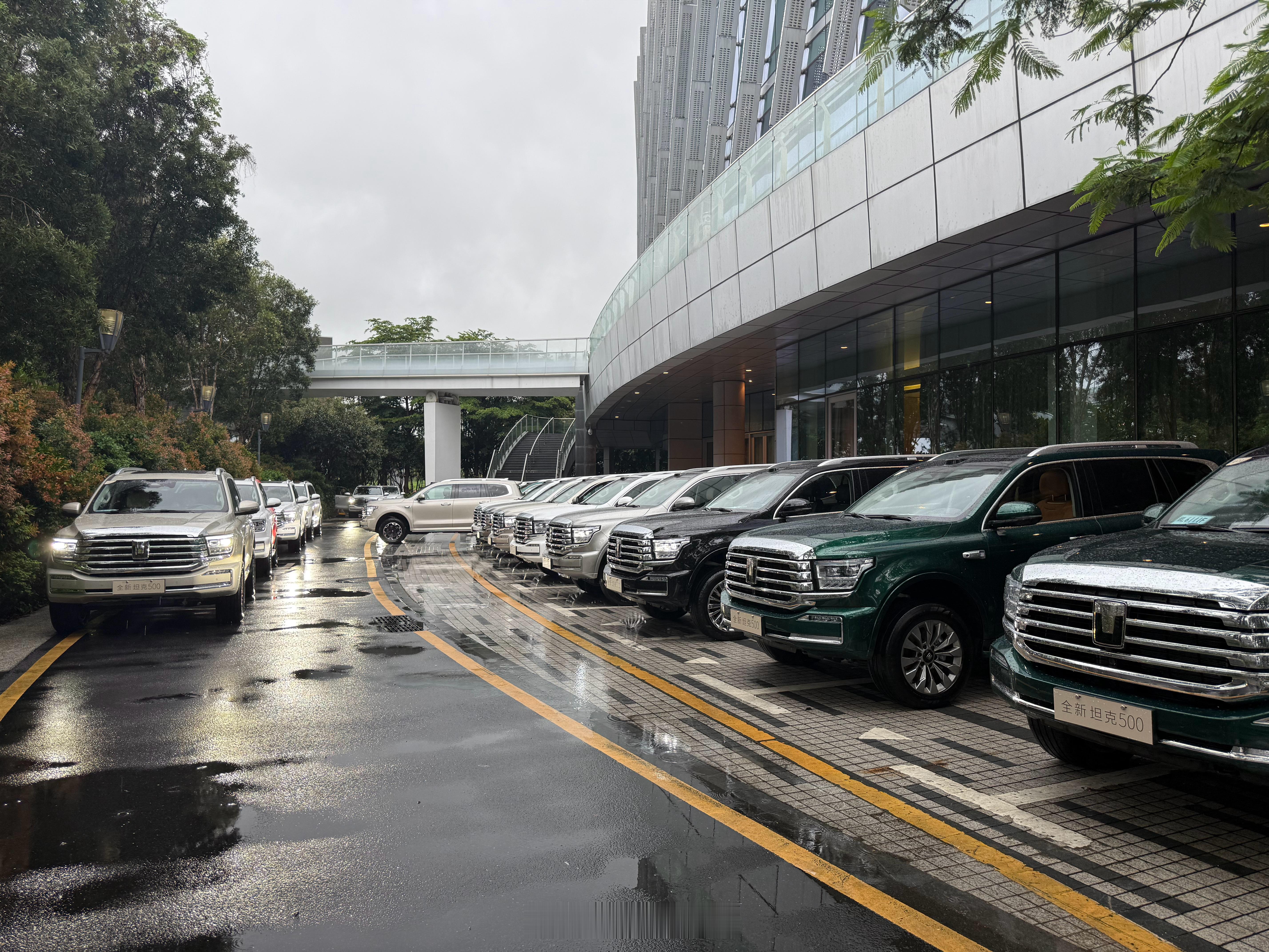 深圳发布暴雨红色预警信号今天正好在这拍坦克500 的辅助驾驶这天气难度升级了[笑
