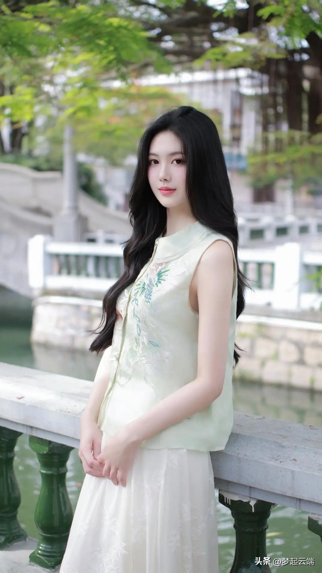 中国古典美女应该长什么样子? 优雅少女，漫步河畔，绿意盎然，清新自然。古典温婉美