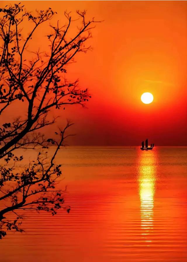 上联：晨曦普照千家乐
下联：暮雨催凉万户心