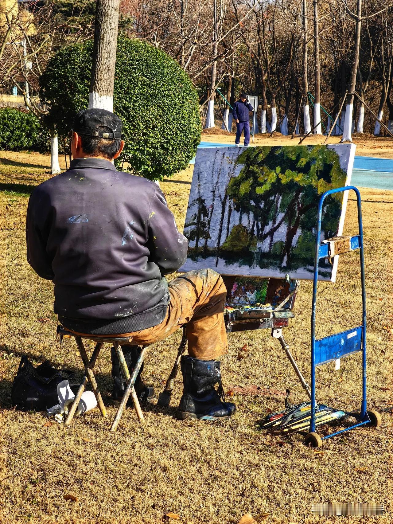 悠然午后，公园里的艺术时光🌳🖌️
冬日生活打卡季

今天又遇上了画家夫妇了，