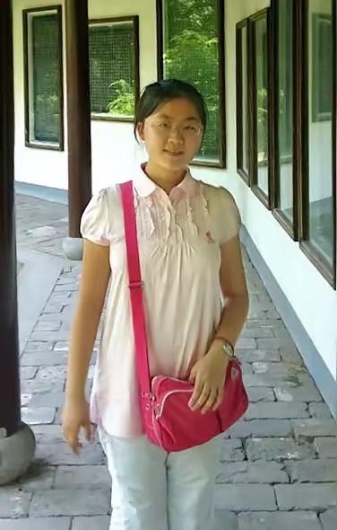 2013年，她勇夺辽宁省文科状元，随后被香港大学录取，并获得香港大学全额奖学金，