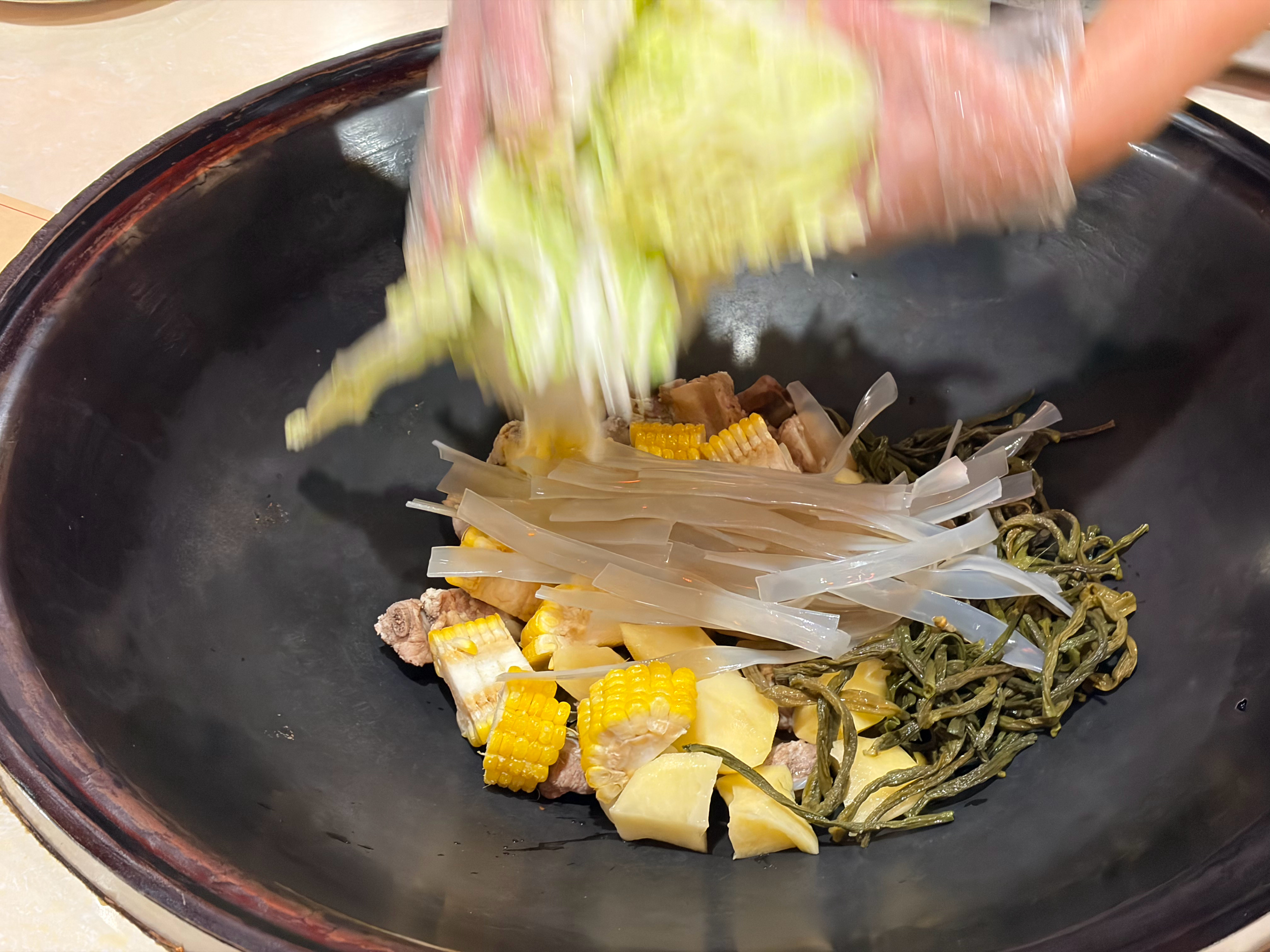 晚饭吃了一顿王老六铁锅炖，真香啊他家这个老醋蛰头一绝，凉菜必点来吃过两次了都是点