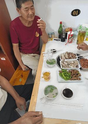入伏天，老了三五好友在一起吹吹牛喝喝小酒，我感觉这是每个人都向往的生活吧![大笑