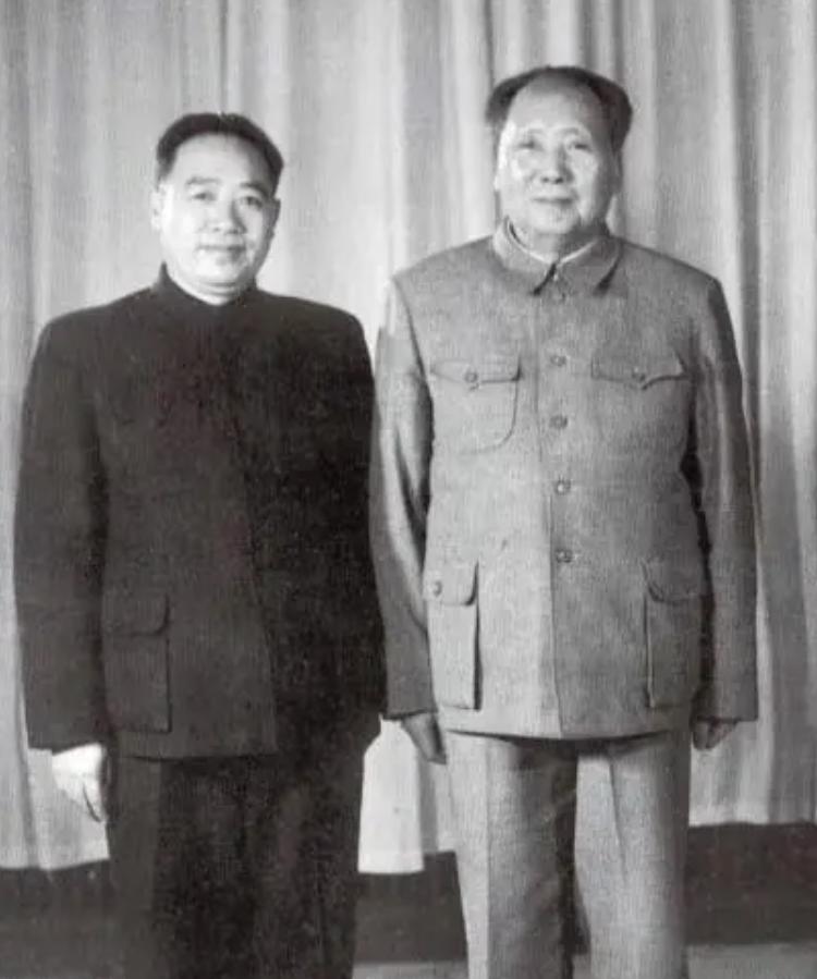 中国共产党的优秀党员、久经考验的忠诚共产主义战士、伟大的无产阶级革命家、政治家、