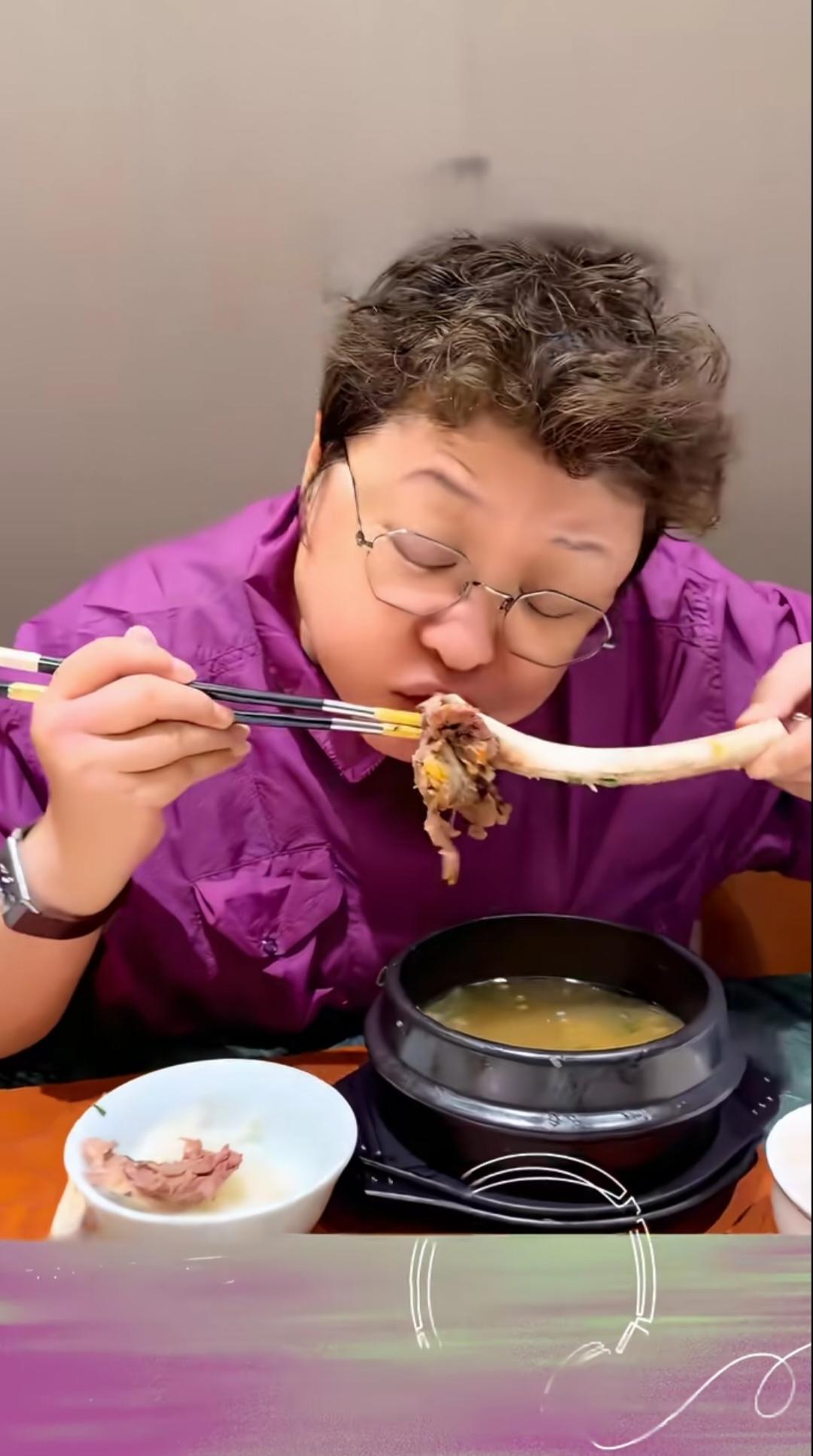 怪不得她会有如此天圆地方的身材，这吃相确实令人赞叹不已！