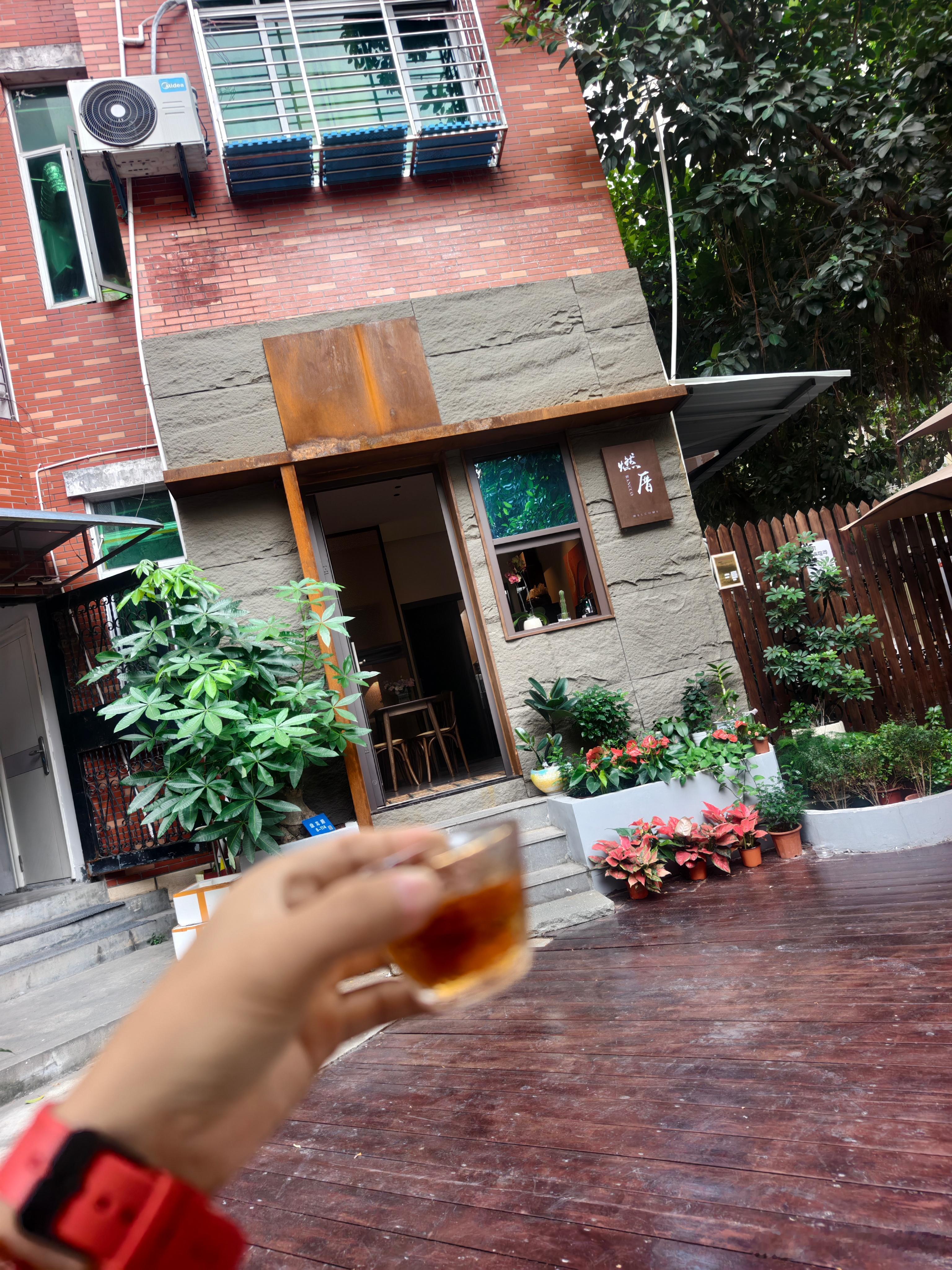 来同行这喝茶，二手车新场地还没找到，现在他老婆这先做个落脚点  ​​​