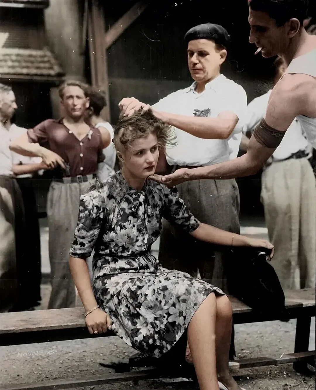 1944年，一位法国妇女被剃成光头，法国人认为这些女人在德国人占领巴黎...