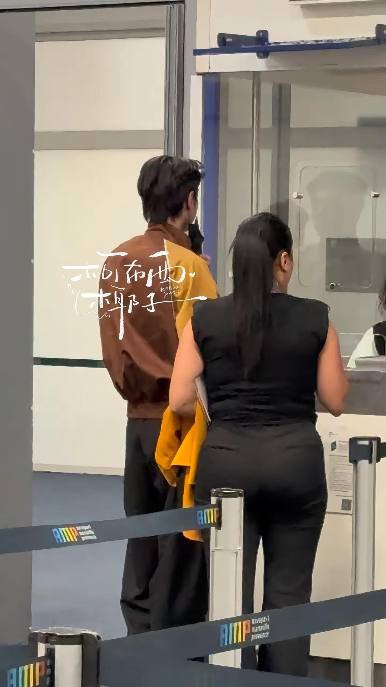 重点在玻璃倒影 哈哈哈哈哈哈哈