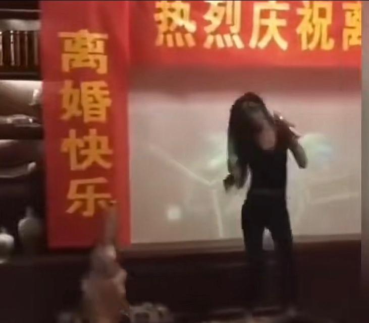 离婚大办宴席庆祝，实在失了分寸

听闻有女子离婚特意大摆宴席宴请亲友，这件事实在