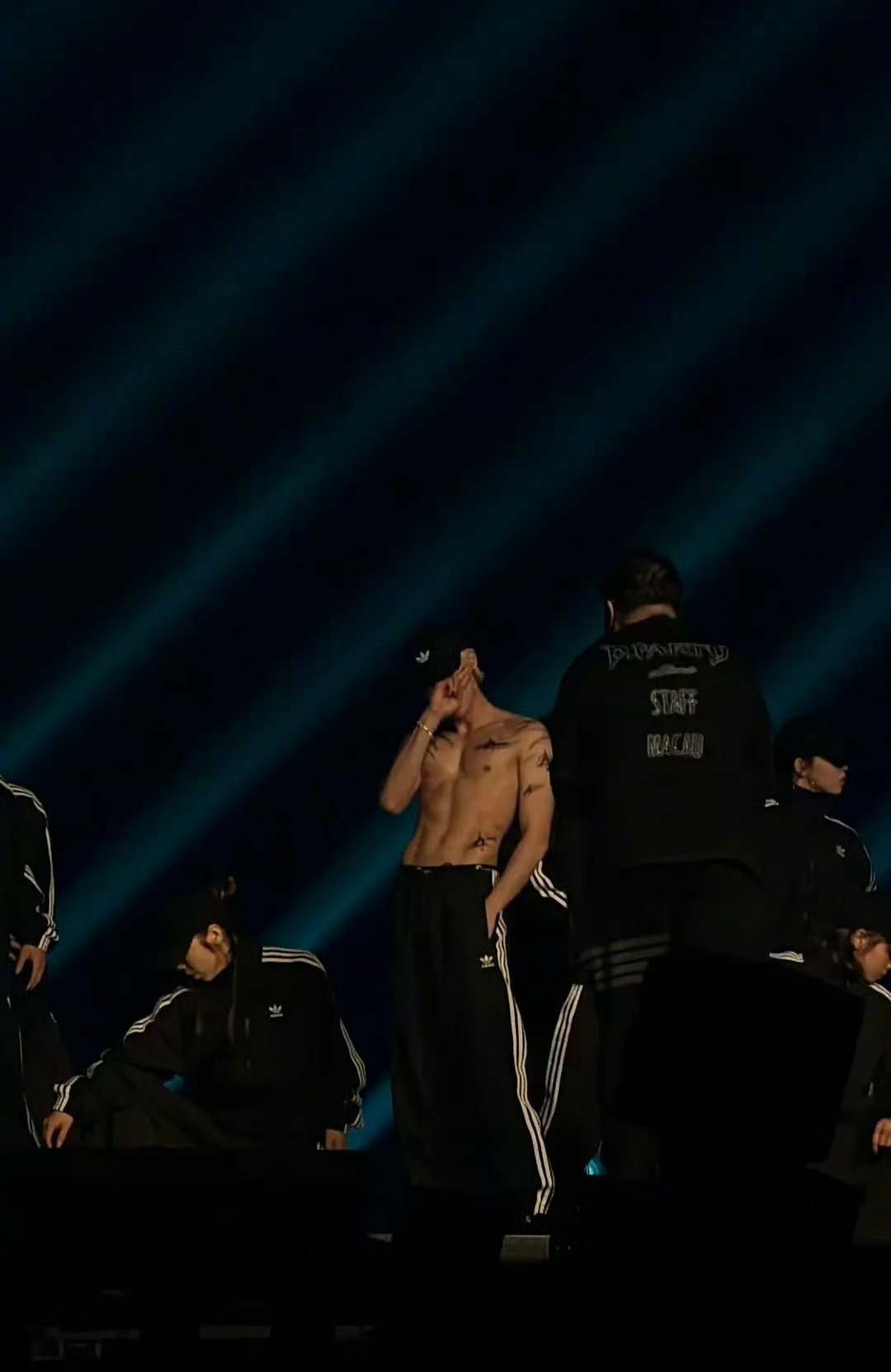 王鹤棣｜演唱会速报！王鹤棣脱啦，腹肌线条太火辣了！！！soooo hot❤️🔥