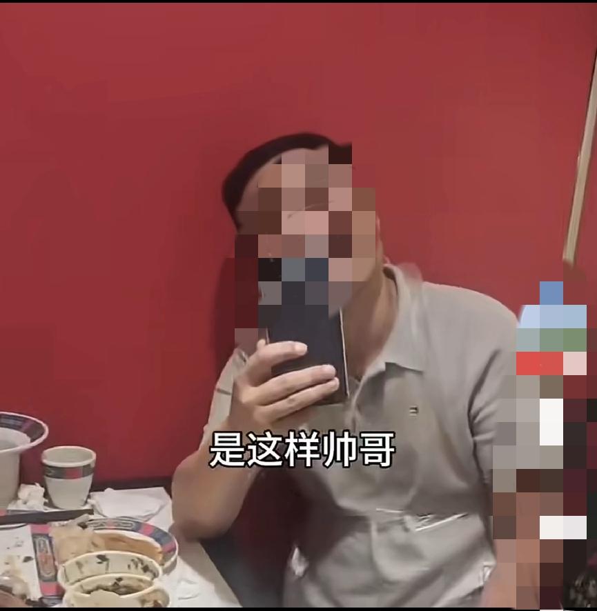 几个人上饭店吃饭，要求上喝无糖饮料，服务员上错了，上的有糖饮料，几个客人不依不饶