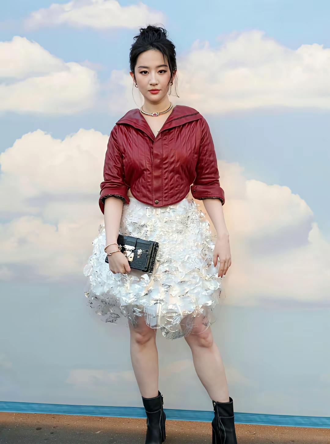 刘亦菲这个造型腿好粗，跟上身有点违和。小头窄肩加完美的五官、雪白得皮肤，上半身简