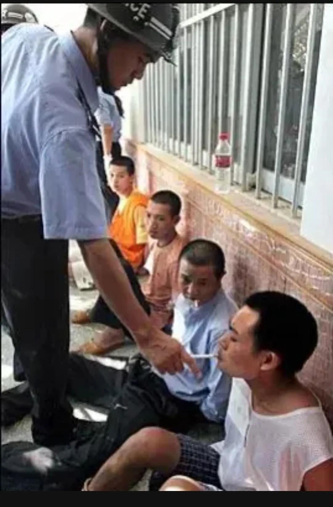 2009年，一群死刑犯蹲在墙角，即将准备接受死刑，两个犯人，为了压制心中的恐惧，