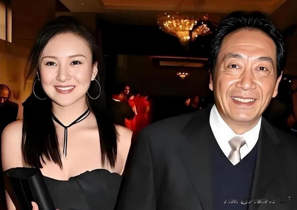 2014年，女演员饶芯语顶着各种议论，嫁给大自己37岁的老牌演员王奎荣，当时很多