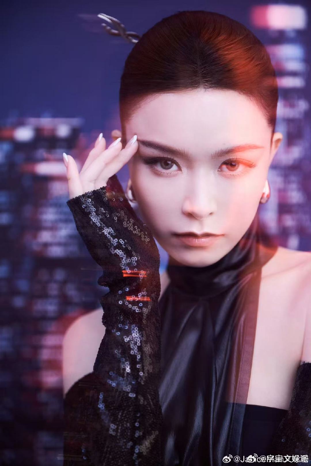 文咏珊这组造型太绝了！文咏珊颈窝 若隐若现，文咏珊水滴耳环 垂在耳畔闪着光，黑裙