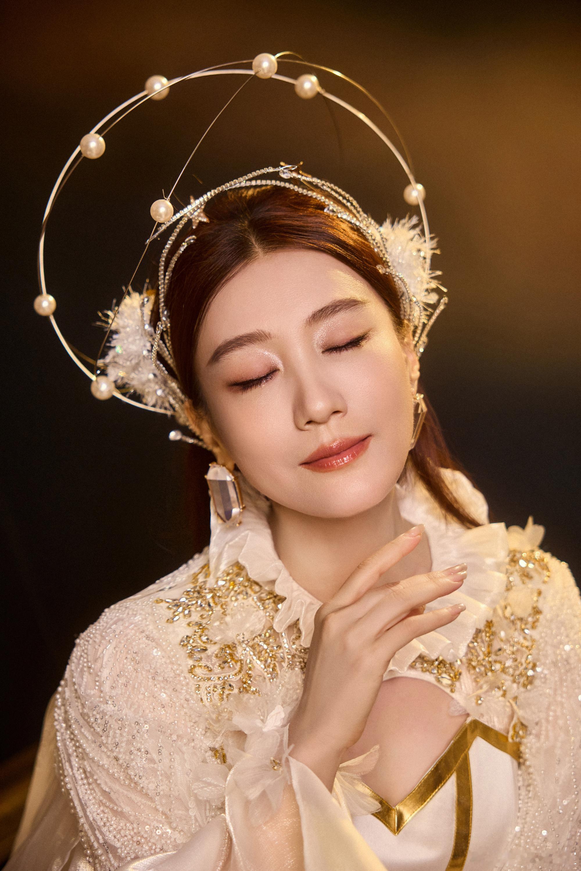 谭晶跨越虚实次元谭晶舞台开大了谭晶《何者》高能舞台直接开大，空灵唱腔搭配绝美造型