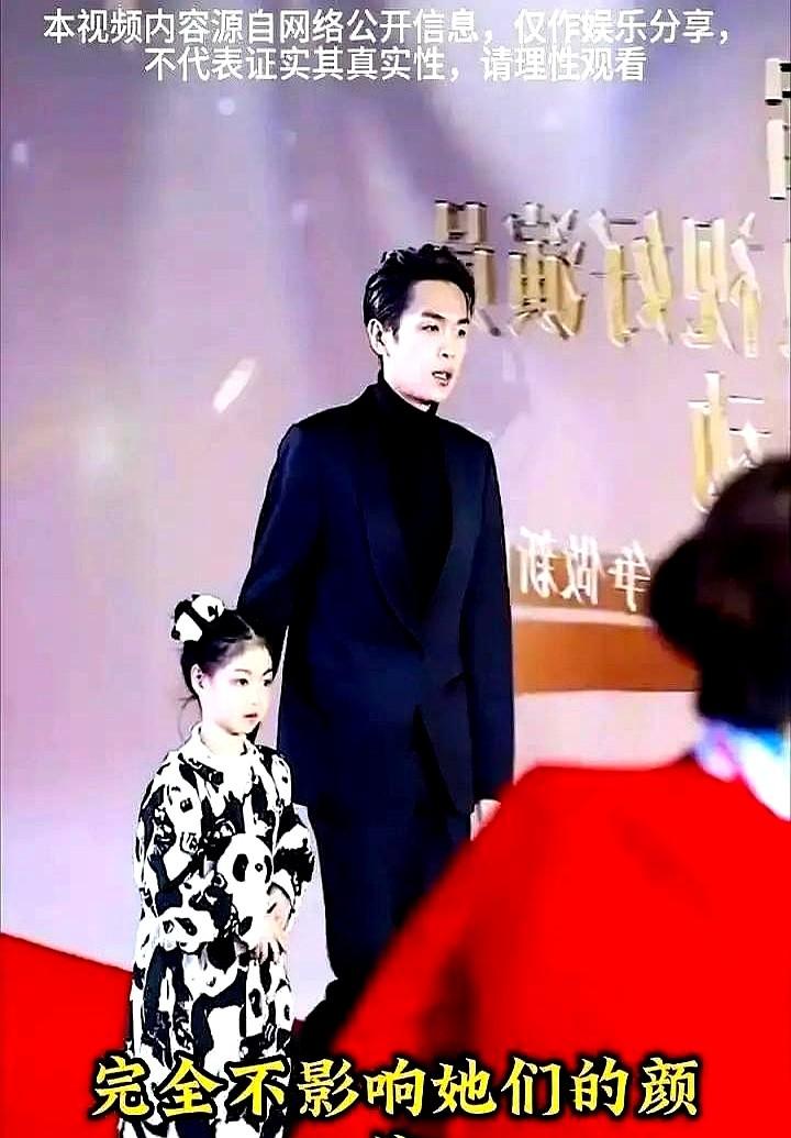 “我女儿出生第一眼，没看见我的梨涡，眼睛倒是拿走了他爸的。”

唐艺昕笑着吐槽，
