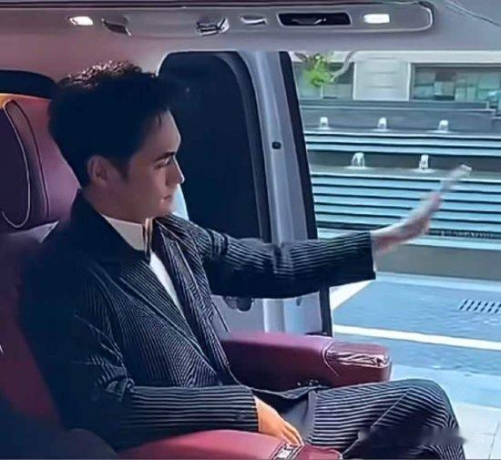 尊界S800中国超豪华汽车时代标杆 给明星车主袁弘夫妇交车，但在手势关门环节翻车