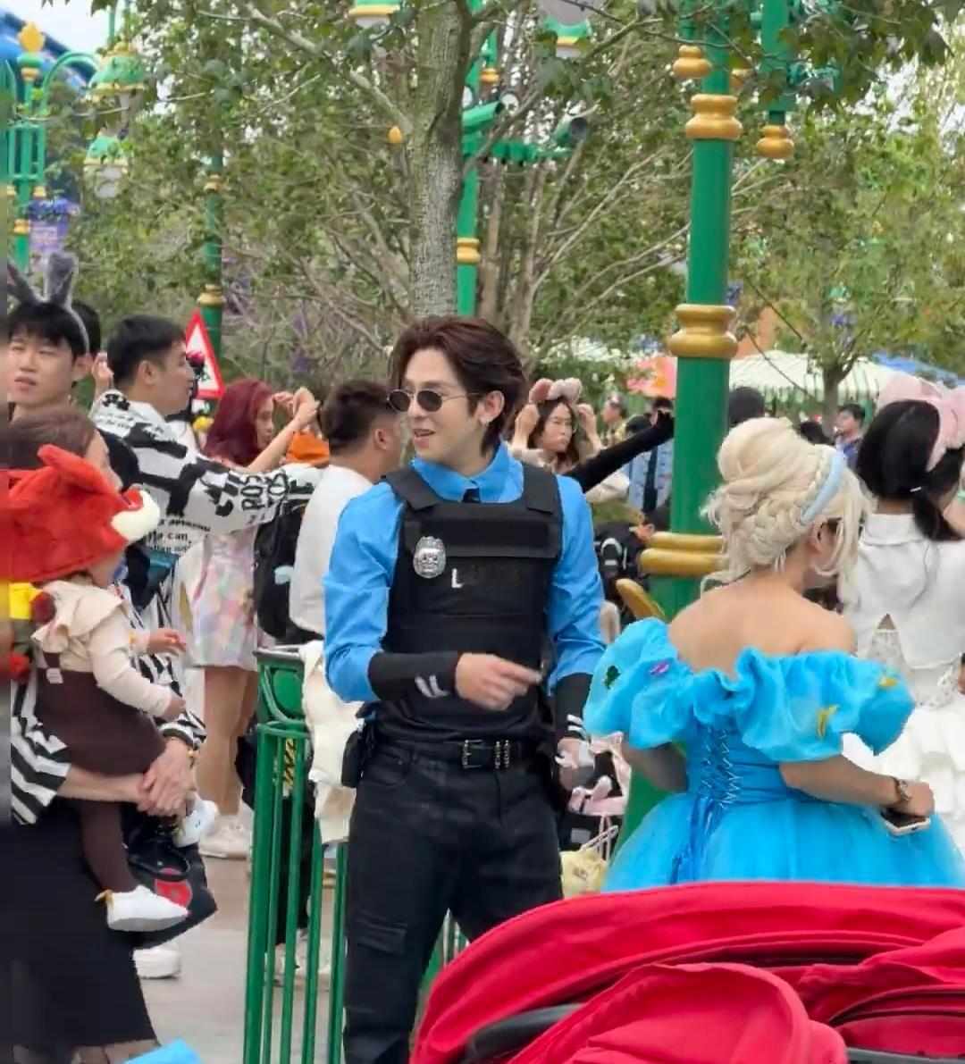 网友迪士尼偶遇符龙飞一家，符龙飞妈妈和他老婆还有两个女儿都在！符龙飞和老婆cos