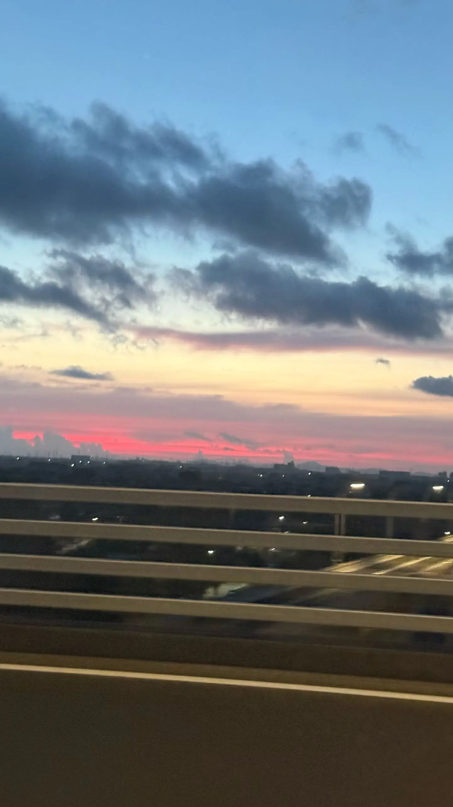 看太阳慢慢爬上城市的天际线