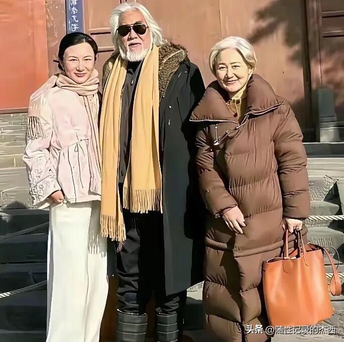 张纪中和妻子杜星霖、丈母娘一起的合影，杜星霖遗传了妈妈的颜值，跟她长得比较像，眼