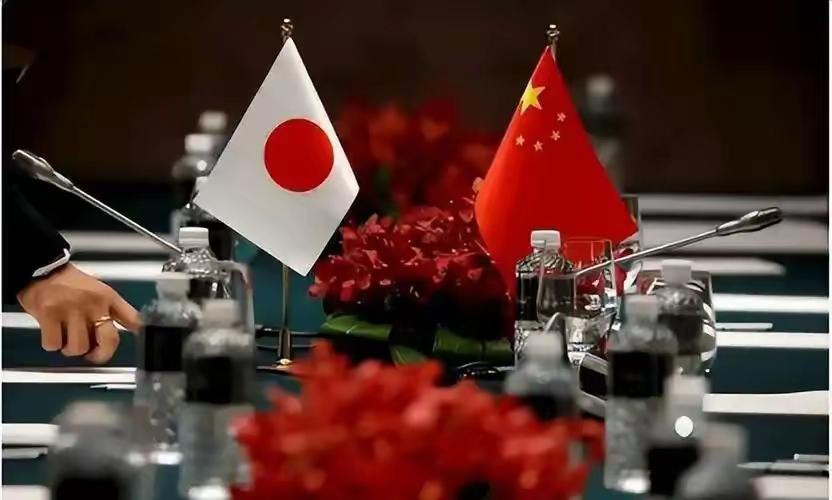 现在中日局势的关键，根本不在远海对峙，而在日本死死钉在台海门口的两颗“致命钉子”