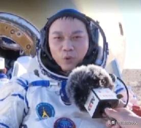 #神舟十七号载人飞行任务取得圆满成功#第一位出仓的是我们的航天英雄汤洪波，他出仓