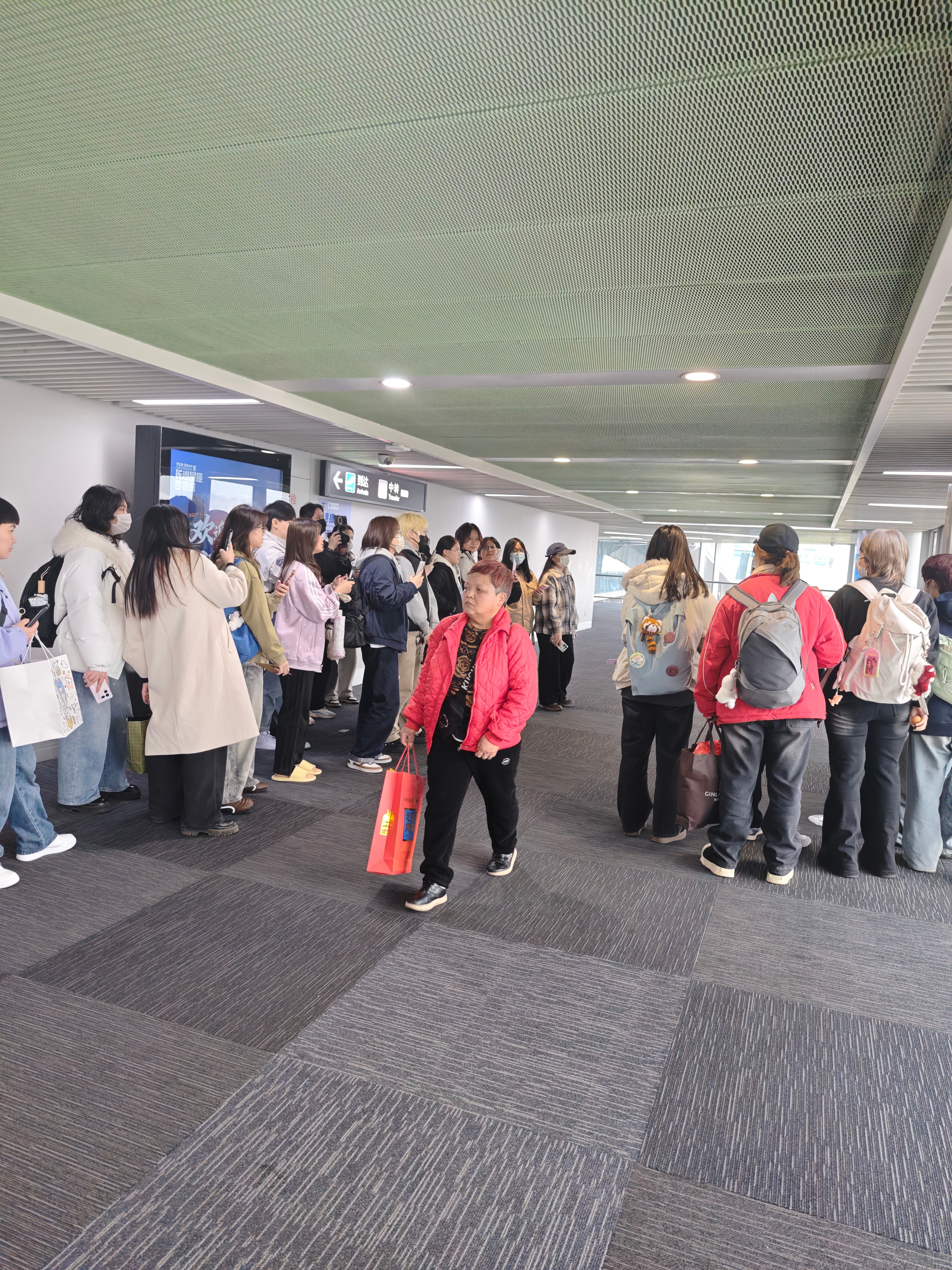 我这是跟哪位明星同一趟航班？接机都接到廊桥来了。。。 