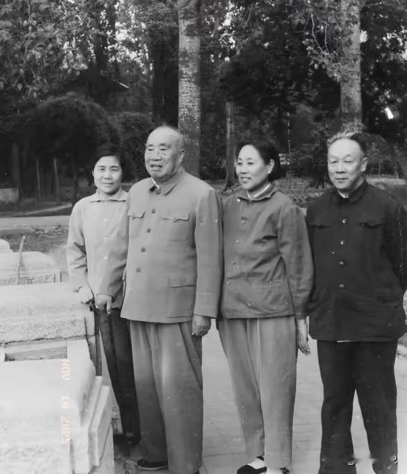 1973年，朱老总与儿子朱琦，儿媳赵力平留下了这张照片，当时朱老总已经87岁高龄