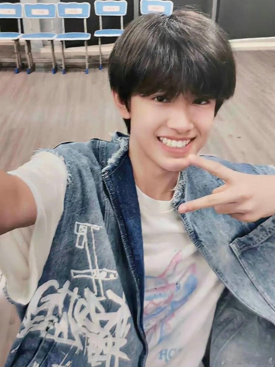 张极 十九拓途灿烂向阳我永远都记得，爱上张极的呢一瞬间心跳的声音。 