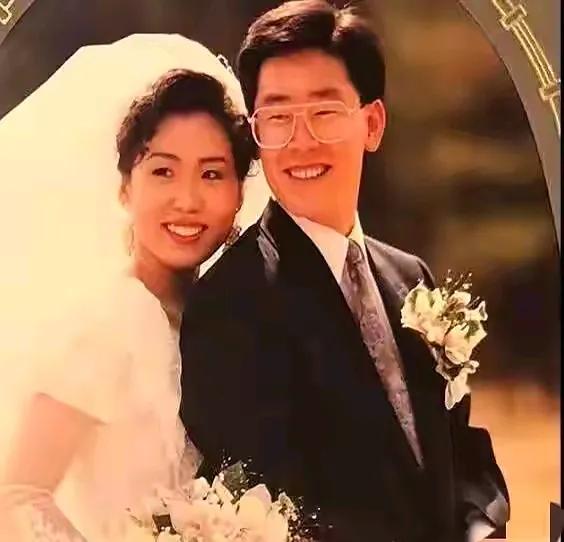 韩国总统李在明和夫人金惠景不单是郎才女貌，还真有夫妻相。