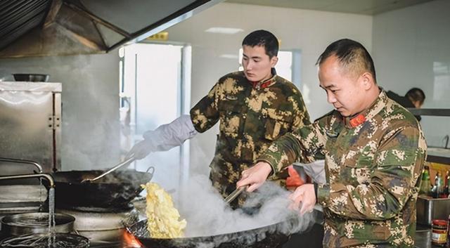 1959年生于辽宁铁岭的李春祥，童年清贫，十二岁才入学，却早早挑起家中炊事重担。