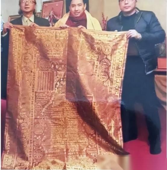 2005年，一件旧袈裟在北京拍卖，却无人问津，一男子觉得蹊跷，花9万买下。回家后