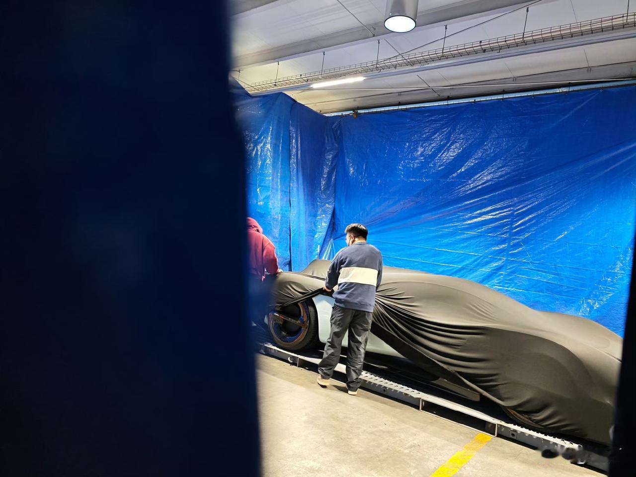 小米要出超跑了？

就在刚才，有媒体拍到了疑似小米的新车型，，拍摄地点在西班牙，