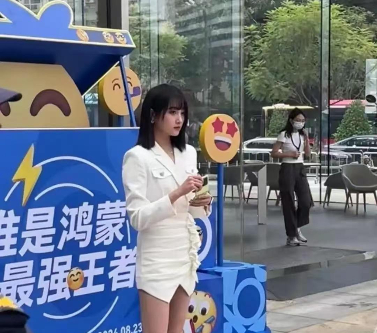 关晓彤线下无滤镜生图，腿部肌肉好显眼 