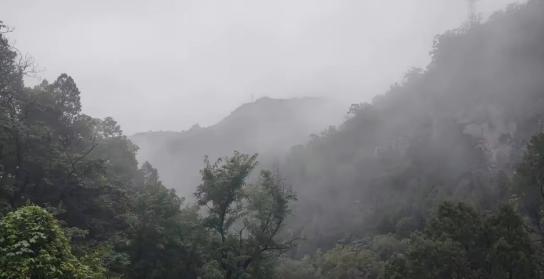 泪目！6 名退休老师去贵州旅游，突遇大雨，在一农户家躲雨，主人家做了 9 菜 1
