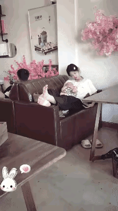 看着新出生的弟弟，她还没有适应自己当姐姐的角色，有点迷茫…