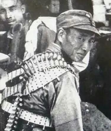 1942年，18岁的严恩福想去参军，他有三条道路可选:伪军、国民党、共产党。投日