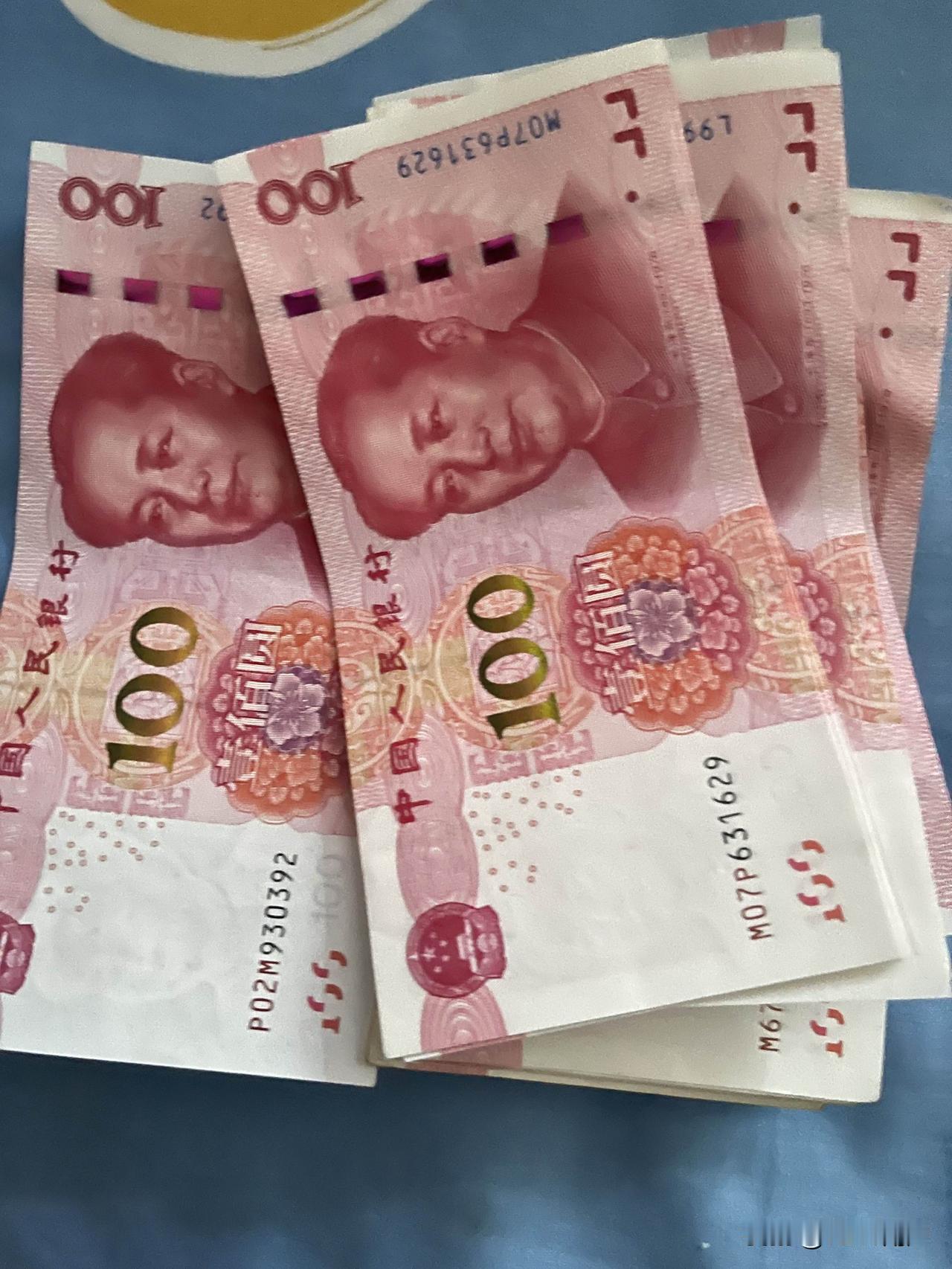 今天15号，早上帮老母亲去领退休工资，回家老妈就问有没有涨工资啦，我说没有，母亲