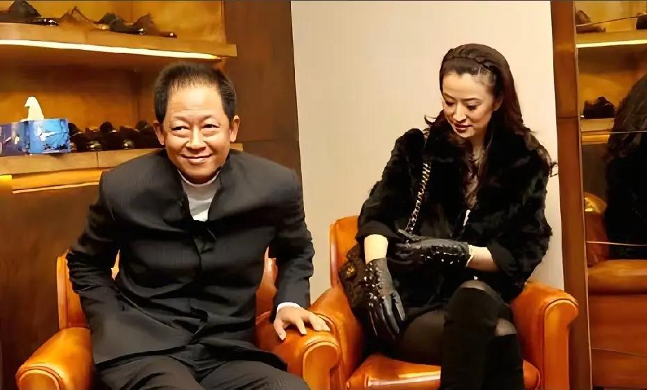 王志文与妻子陈坚红现身一家高档鞋店时的留影，陈坚红身穿皮草贵妇风范十足，她早年是