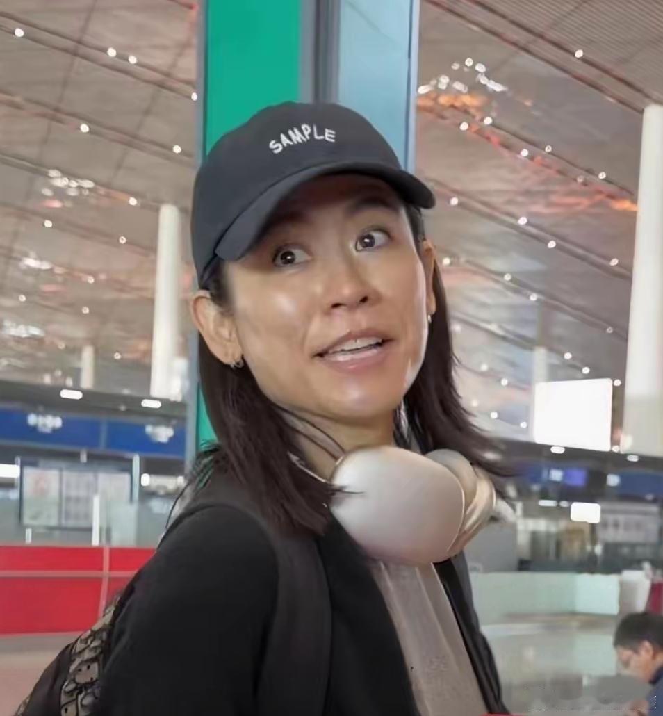 宣萱素颜好看吗宣萱是我最佩服的一个香港女星，50多岁的年纪，不化妆就敢出门。就是