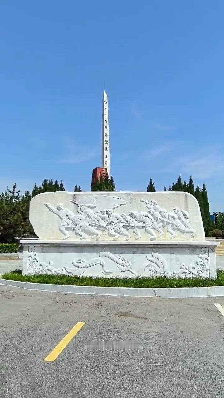 瞻仰红色陵园。
走进方城县独树镇烈士陵园烈士史料展厅，回望峥嵘岁月，先烈们浴血奋