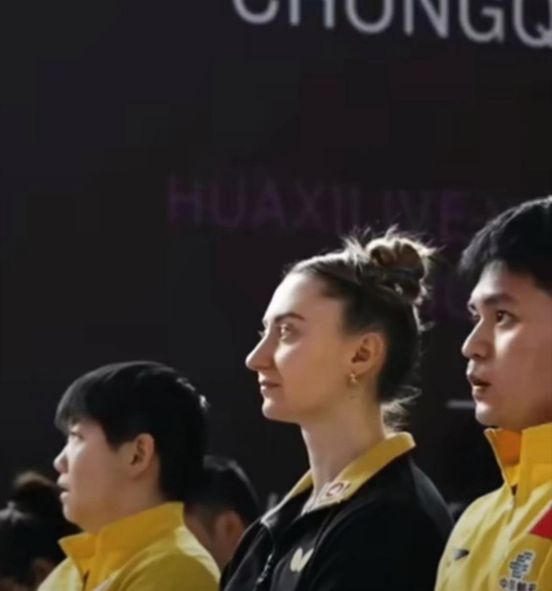 coco听到莎莎说“反正邱指导会带我去吃火锅的”，露出了老父亲般的微笑。coco