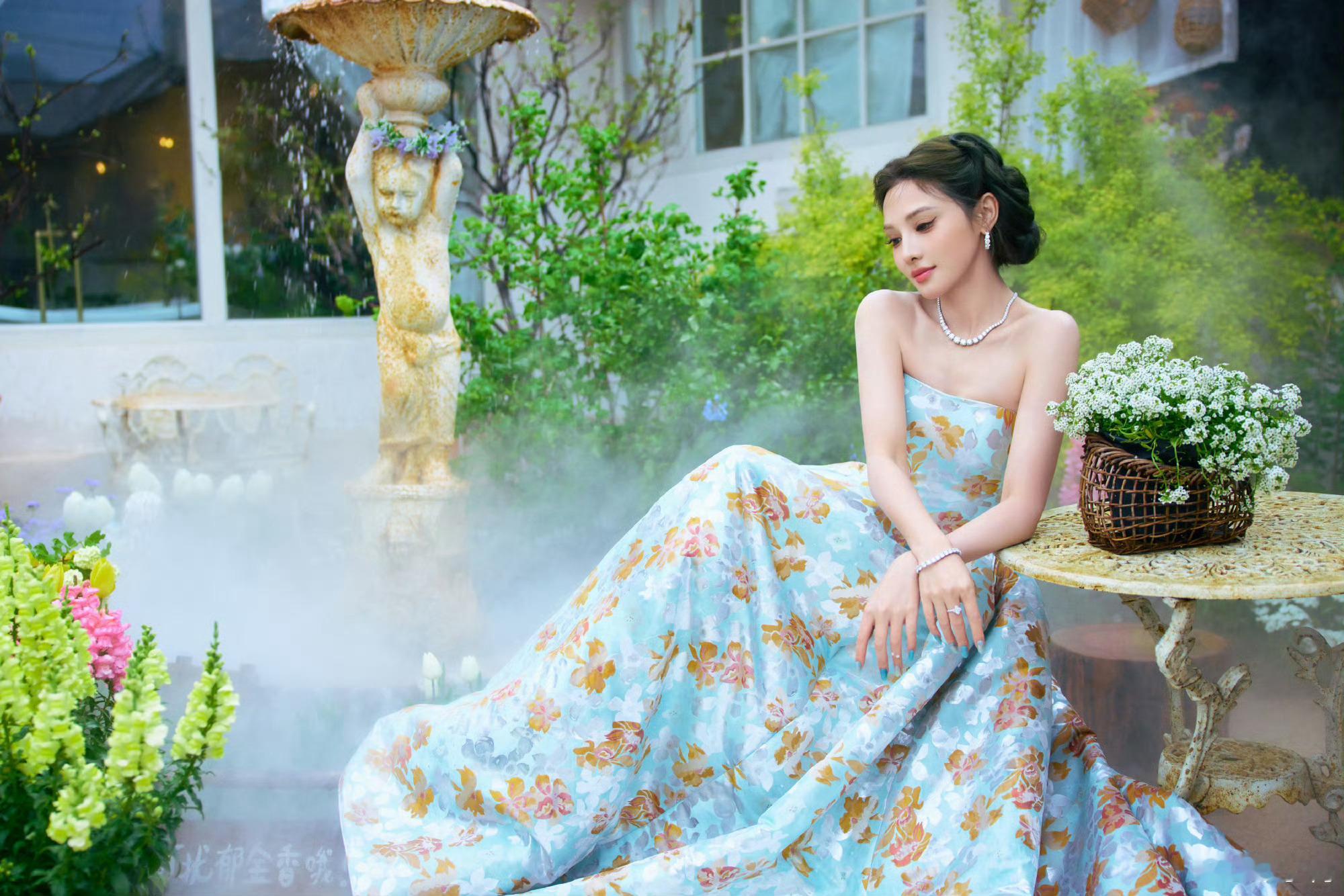 彭小苒碎花礼服彭小苒碎花礼服造型好灵动，浓颜配碎花，氛围感直接拉满🌸 