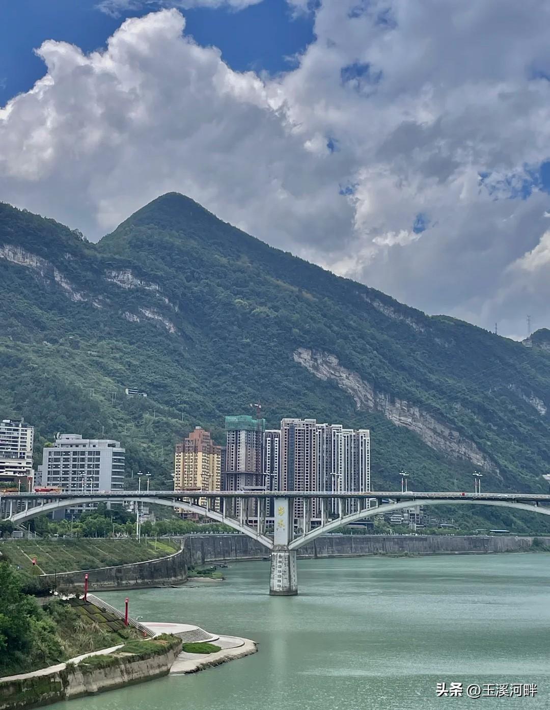 很多人以为彭水县夹在大山中间，房子沿着乌江一字排开，住在这里不方便。其实你去了县